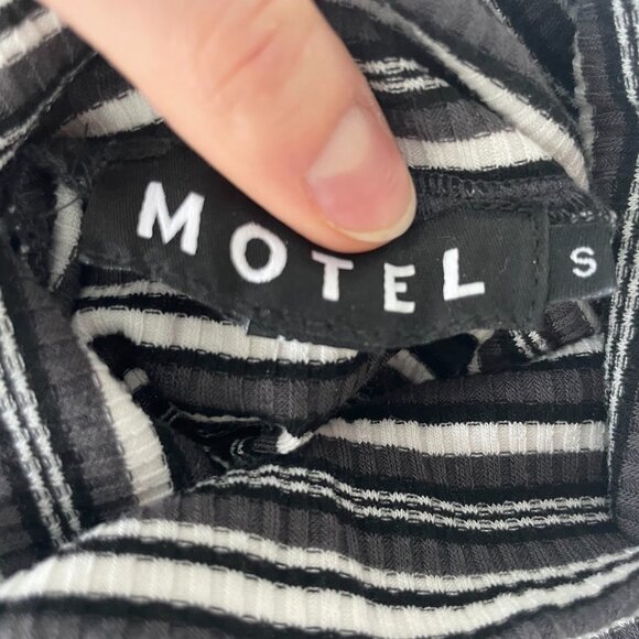 Motel - Longsleeve Striped Cropped Turtleneck - Picture 3 of 3